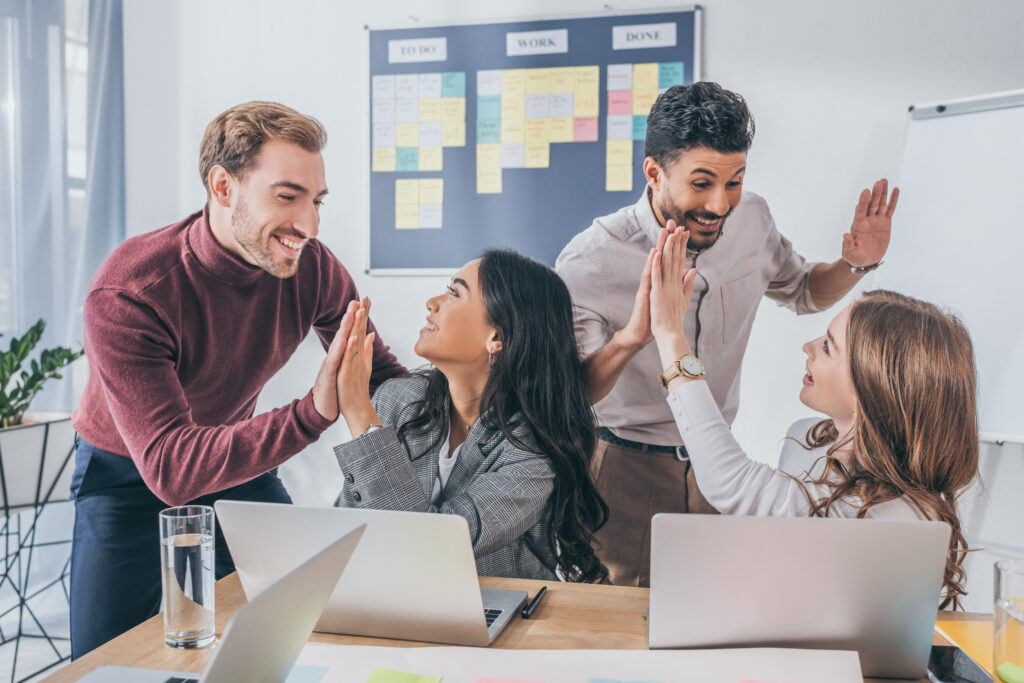 Empleados trabajando felices